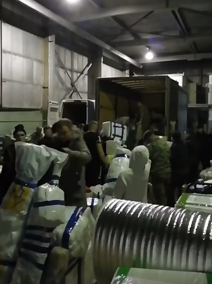 Ямальцы за неделю собрали миллион на «Газель»: машина повезла гуманитарку из Ноябрьска в зону СВО