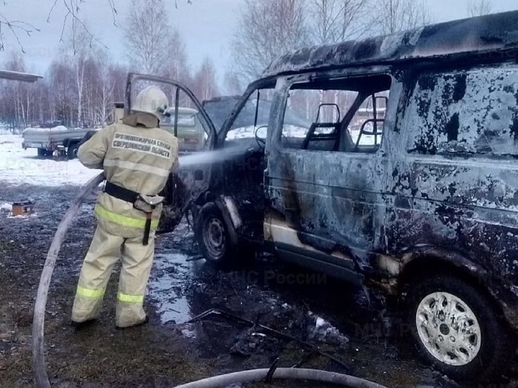 В свердловском селе сгорел микроавтобус «Соболь-2217»