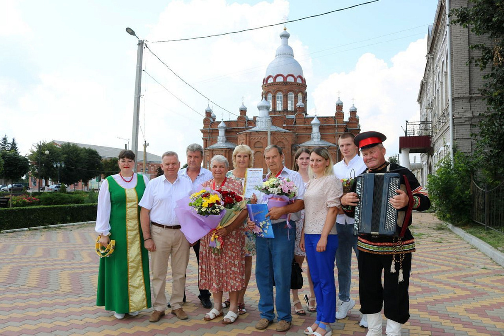 В Курской области ЗАГСы поздравили более 220 супружеских пар с юбилеем свадеб