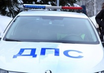 Телеграм-канал Baza сообщает, что пьяный водитель в Якутии совершил нападение с ножом на инспектора ДПС, но перед тем, как атаковать полицейского, мужчина извинился.