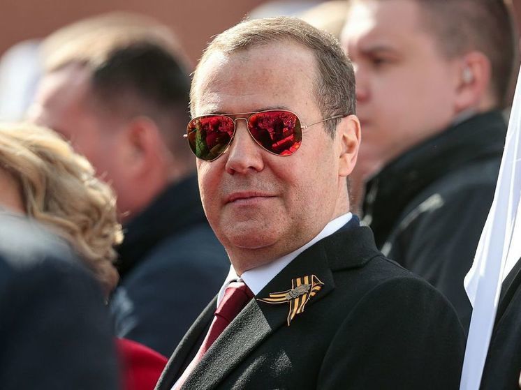 Медведев отреагировал мемом на бюджет США без помощи Украине