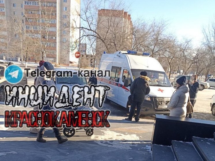 Пенсионерку увезли в больницу после падения на льду в Краснокаменске