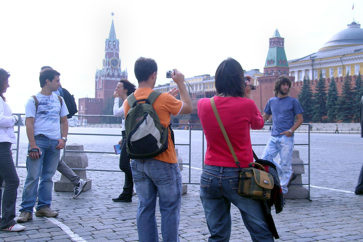 Туристы на красной площади. Иностранец сел на красной площади. Иностранцы любовь к России.