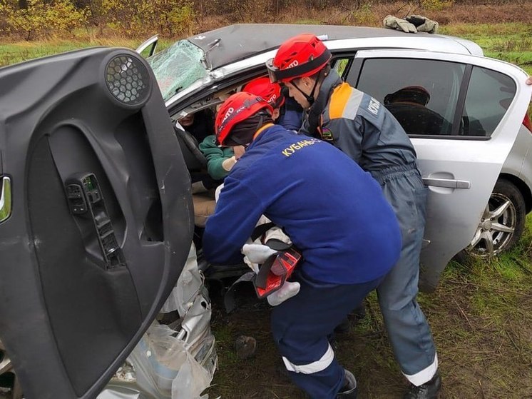Тимашевские спасатели помогли автомобилистке, пострадавшей в ДТП