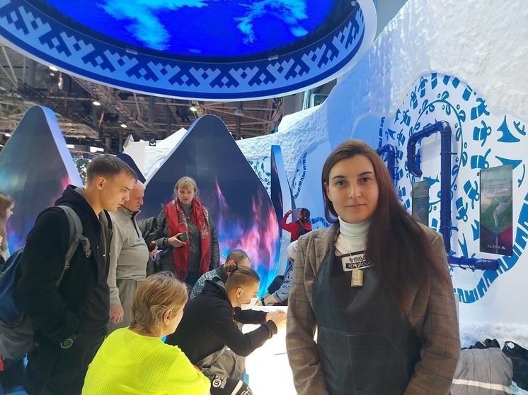 Хочется иметь детей: на выставке «Россия» москвичка под руководством костореза с Ямала изготовила амулет для материнства