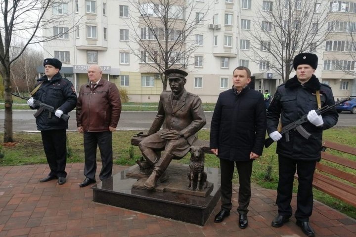 На проспекте Победы в Курске 17 ноября открыли памятник участковому