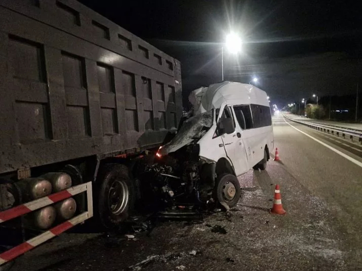 На Кубани водитель пассажирской «Газели» на скорости «влетел» под самосвал и остался жив