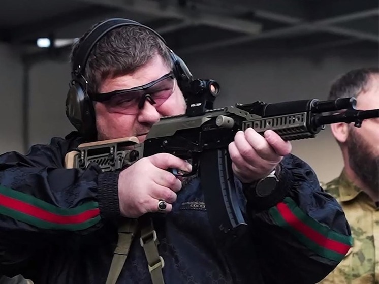  Кадыров показал на видео, как с сыном готовится к войне
