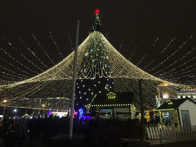 Елку на Соборной площади Белгорода украсят почти 4 тысячи декоративных бус и сосулек