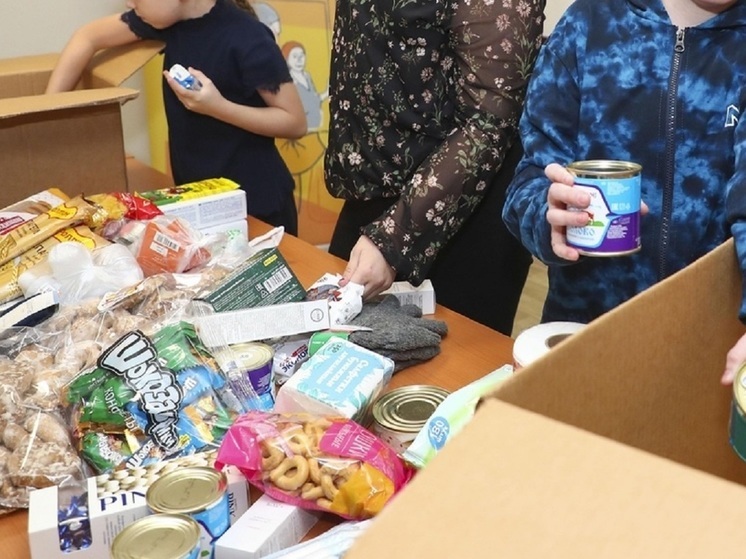 В Надыме школьники собрали для участников СВО посылки с продуктами и письмами