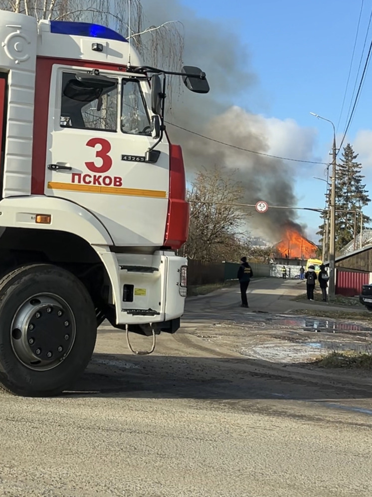 Жилой дом горит на улице Ветряной в Пскове