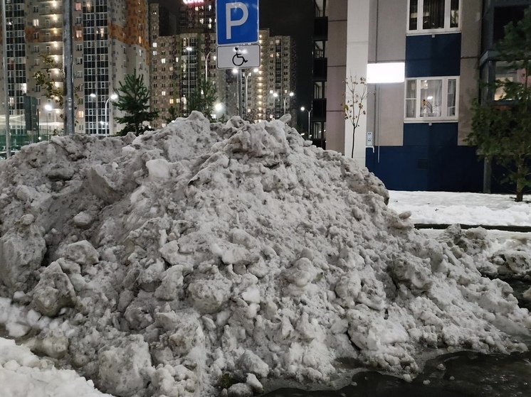Огромная гора снега появилась на парковке для инвалидов в Петрозаводске
