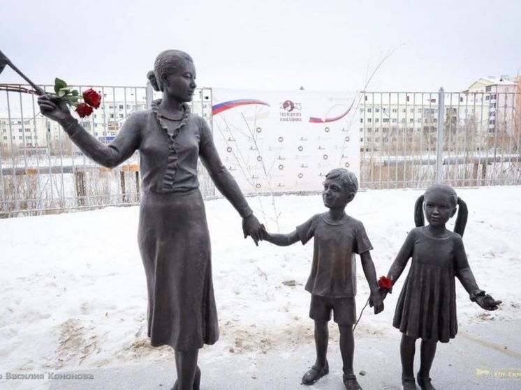 В Якутске открыли сквер с памятником воспитателю