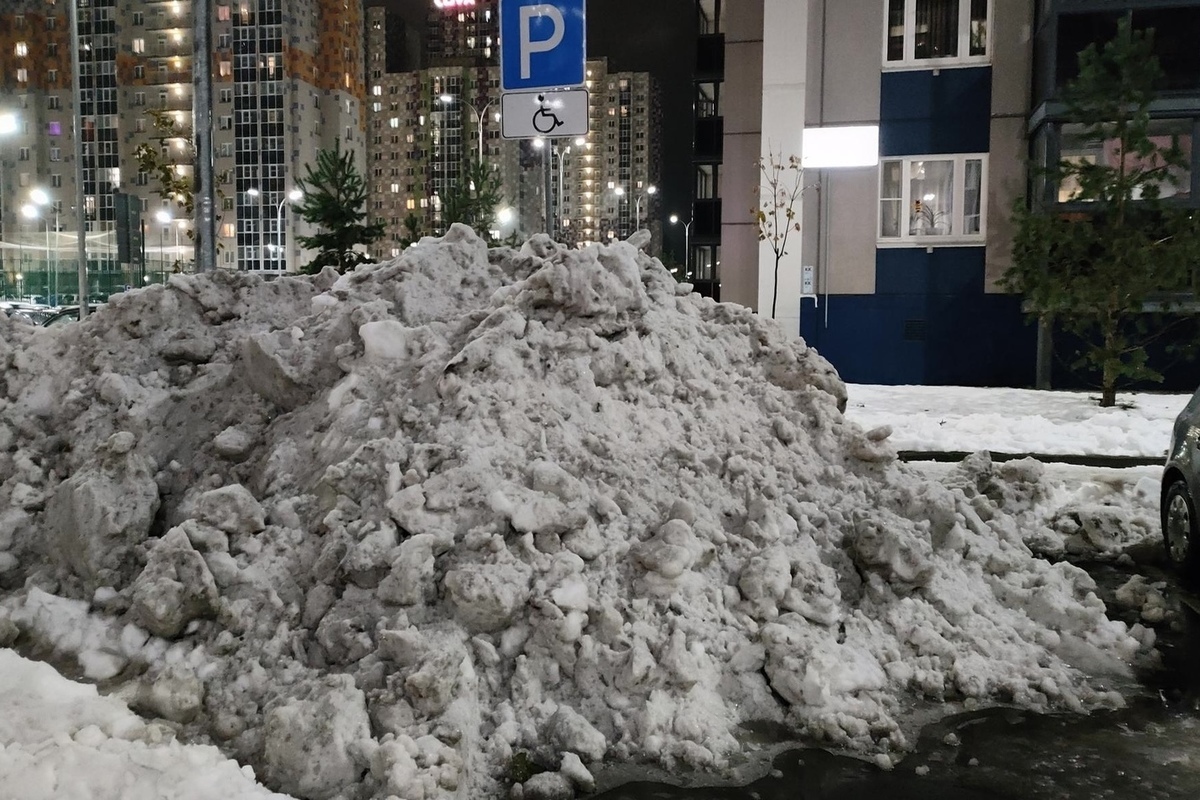 Огромная гора снега появилась на парковке для инвалидов в Петрозаводске