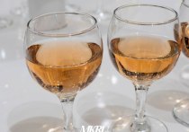 Идеальным вином для новогоднего стола названы игристые белые вина, которые хорошо сочетаются практически со всеми продуктами