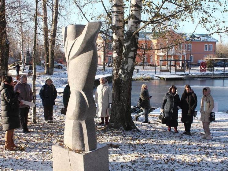 В Низино установили пять античных скульптур