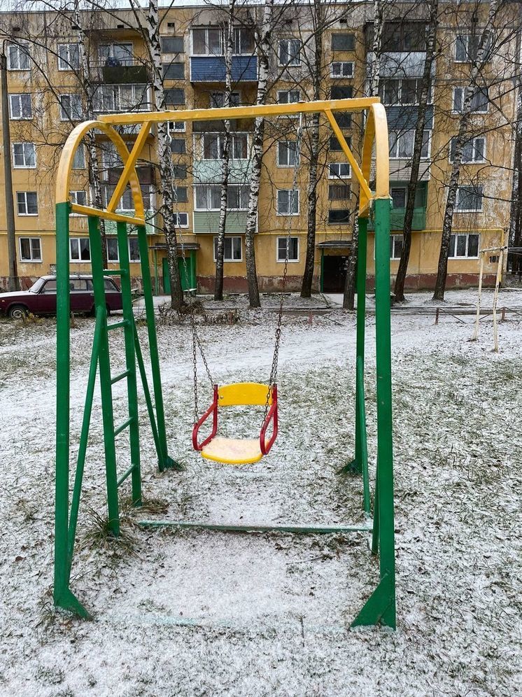 В Тверской области местные власти проверили информацию об упавшей качели на детской площадке