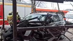 В Калининграде автомобиль сбил людей на остановке: видео