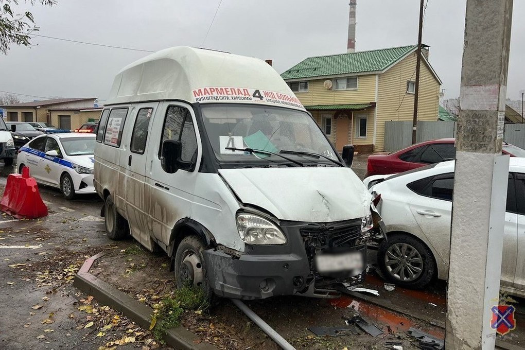 В Волгограде водитель маршрутки №4 спровоцировал ДТП из-за ухудшения самочувствия