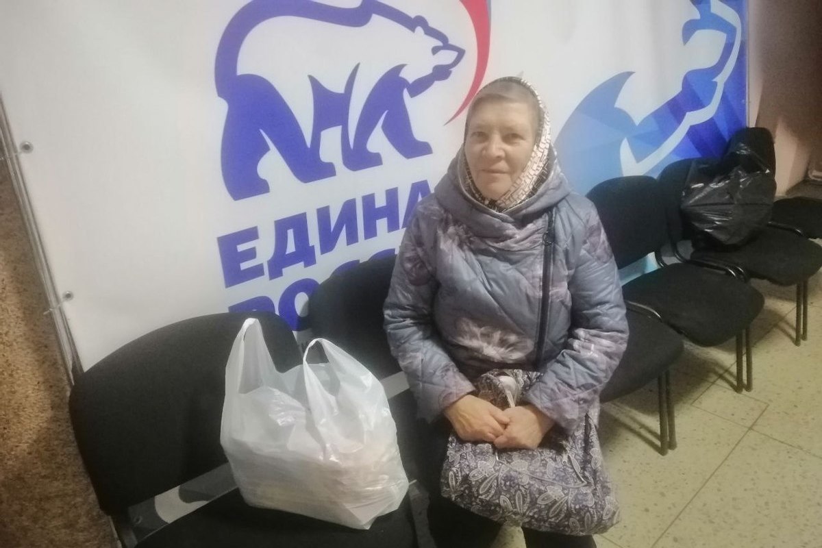 Одинокие пенсионеры и инвалиды Ясиноватой получили гумпомощь от властей города