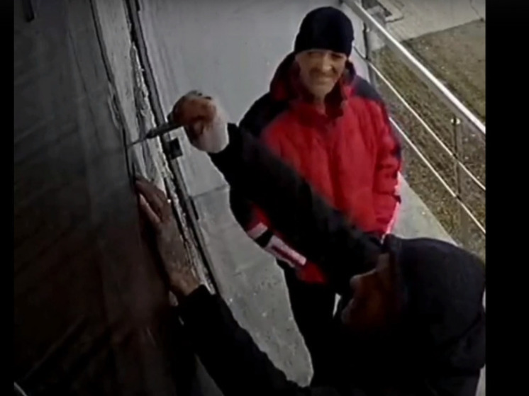 В Новосибирске опубликовали видео, как мужчины вскрывали подъезд