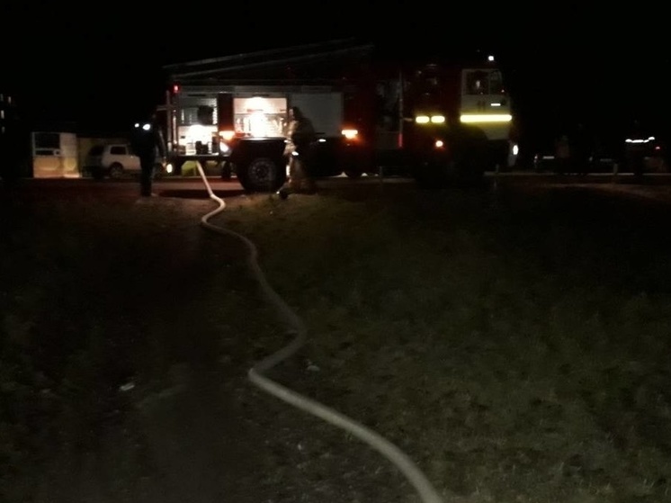 В Курске на улице Краснознаменной сгорел деревообрабатывающий цех