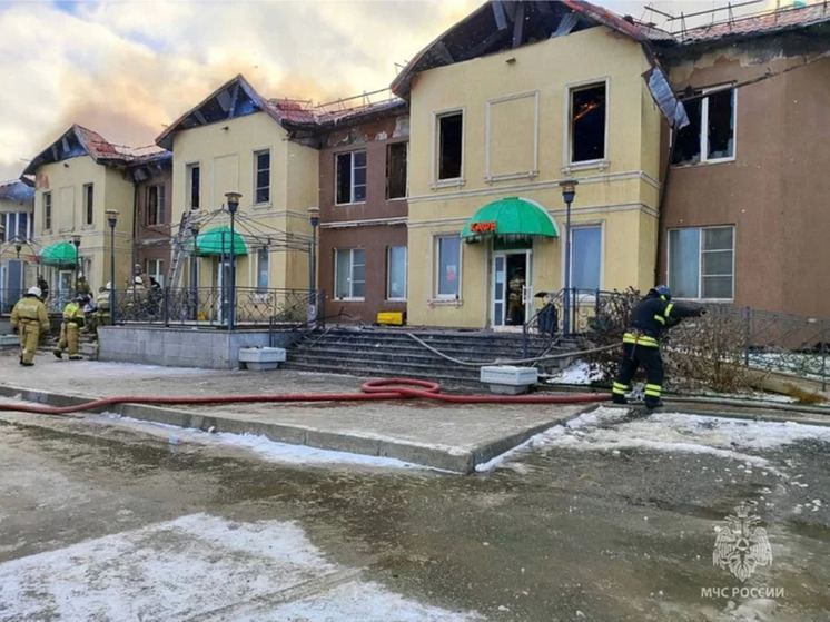 Свердловские пожарные потушили загоревшийся на федеральной трассе отель