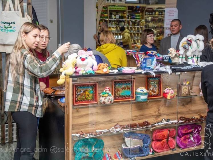 В Салехарде мамы и жены бойцов СВО стали продавать сувениры на рынке: деньги направят на нужды фронта