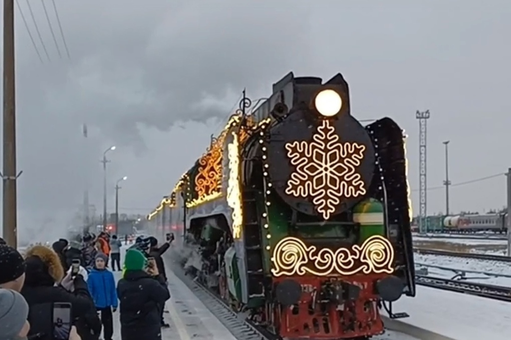 В Сольвычегодске остановился поезд Деда Мороза