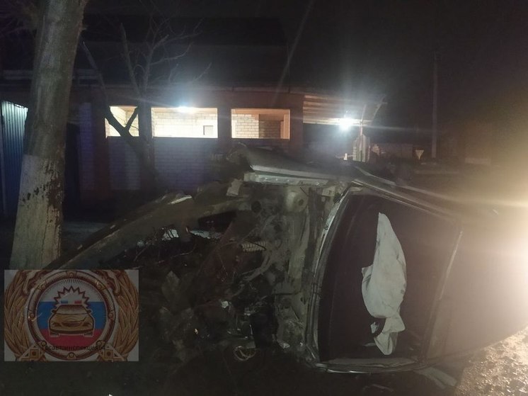 В Марксе иномарка влетела сначала в кирпичный забор, а потом в дерево