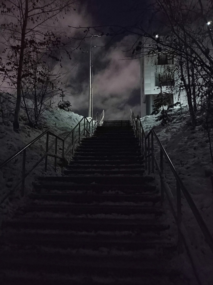 Лестница в центре Петрозаводска погрузилась во мрак