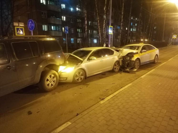 В Мытищах иномарка ударила сразу четыре машины