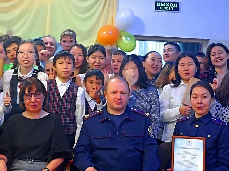 Следователи Якутии поздравили воспитанников и учителей подшефной школы с Днем семейного воспитания