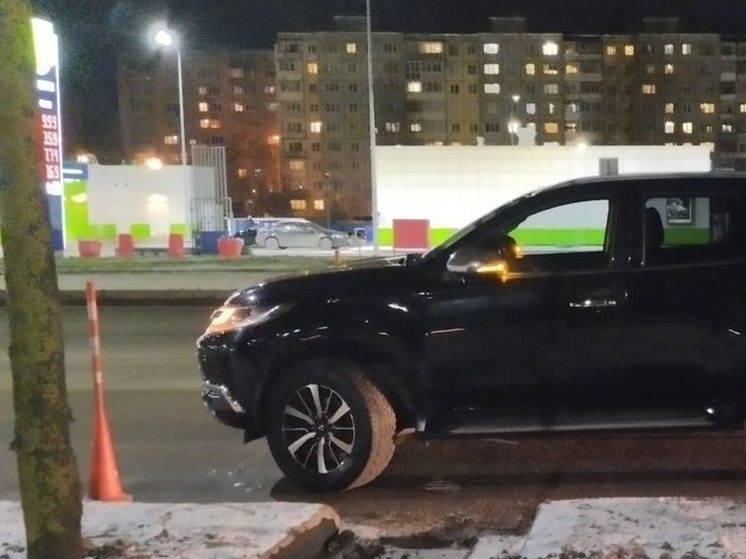 Внедорожник сбил женщину на тротуаре в Великом Новгороде