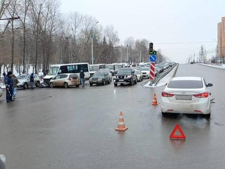 Около остановки «Лисиха» в Иркутске произошла авария