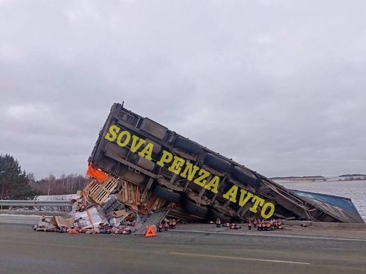На пензенской трассе перевернулась фура с лимонадом