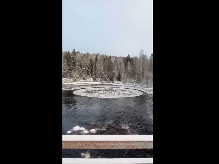 Ледяная карусель появилась на реке в Карелии