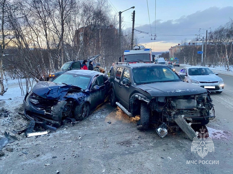 В Мурманске столкнулись три автомобиля