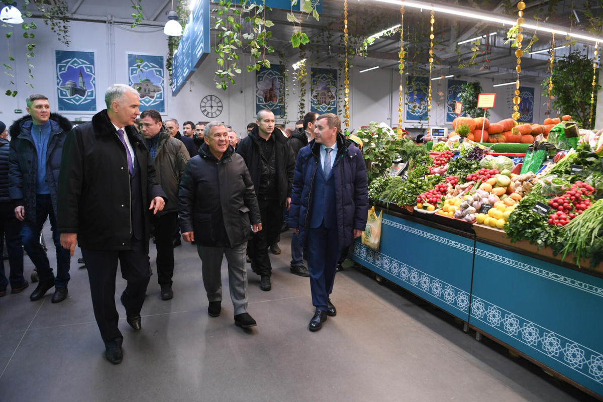 Минниханов посетил сельхозярмарку в агропромпарке «Казань»
