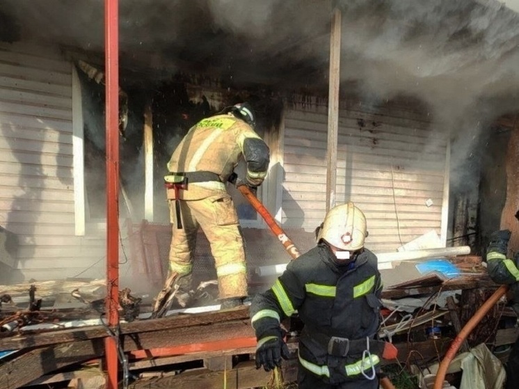 14 человек тушили загоревшийся в Пскове жилой дом