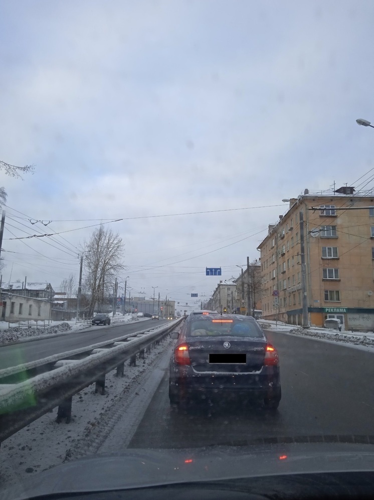 Водители в Петрозаводске просят поменять режим работы светофора из-за пробок