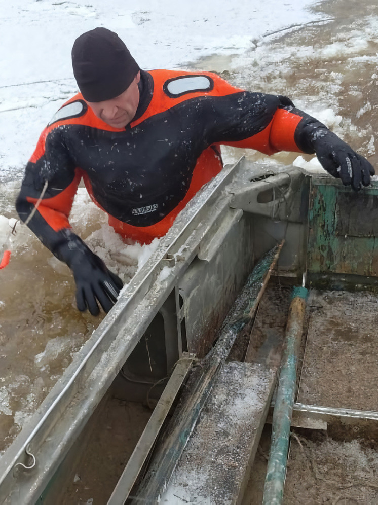 Спасатели Котласа помогли мужчине, который застрял на лодке во льдах