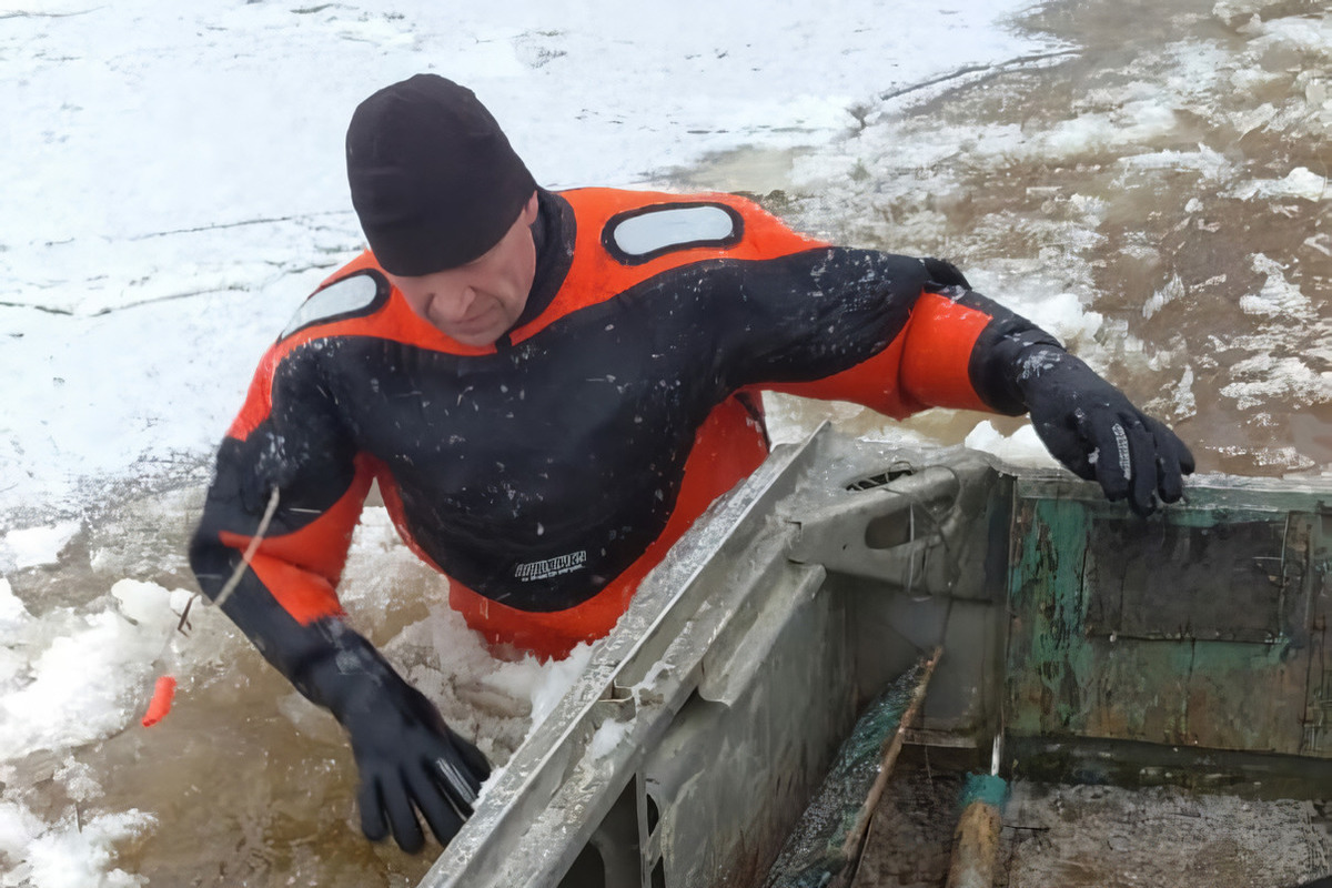 Спасатели Котласа помогли мужчине, который застрял на лодке во льдах
