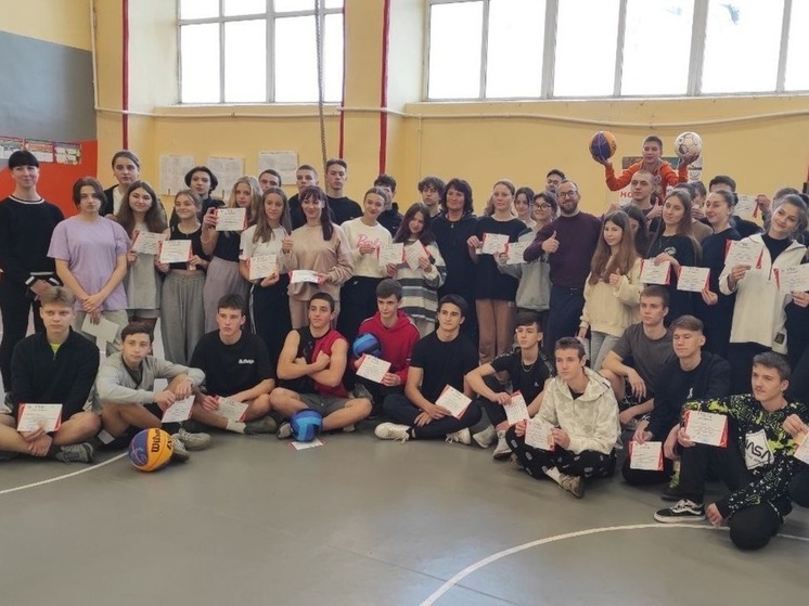 Школьники Харцызска приняли участие в физкультурном мероприятии от "Единой России"