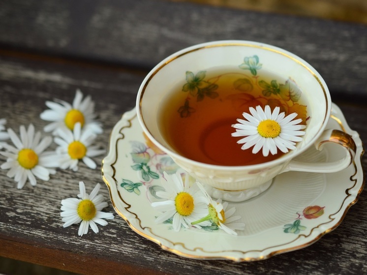 Ромашка, мята и фенхель: гастроэнтеролог Якушев рассказал о пользе травяных чаев