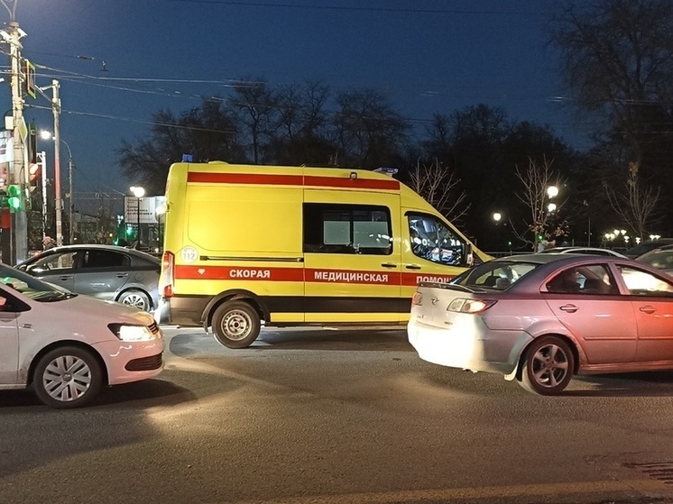 Украинский беспилотник нанес удар по территории одного из торговых центров Донецка