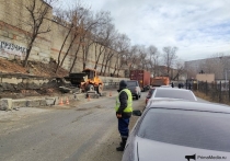Очередное происшествие, связанное с обрушением подпорной стенки, произошло во Владивостоке на улице Днепровской, в районе проходной ТОВВМУ