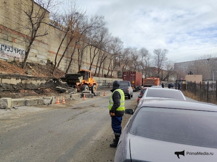 Во Владивостоке рухнула подпорная стенка в районе проходной ТОВВМУ