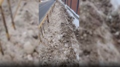 Видео заваленных снегом и льдом тротуаров в Хабаровске