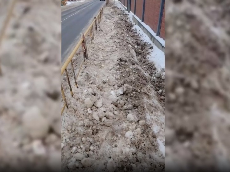 В Хабаровске жалуются на заваленные снегом тротуары